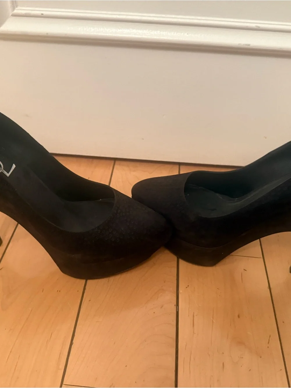 Saint Laurent Black Suede Pointed Pumps with Stiletto Heel - Picture 3 of 7